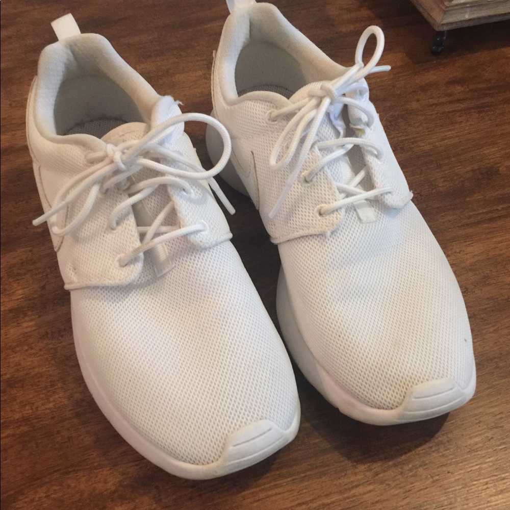 Nike Rosche 5.5y = size 7 ladies